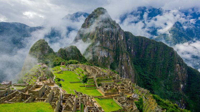 Aerial view of Machu Picchu citadel in the Andes (machu picchu full day) | Viajes Peru Tour